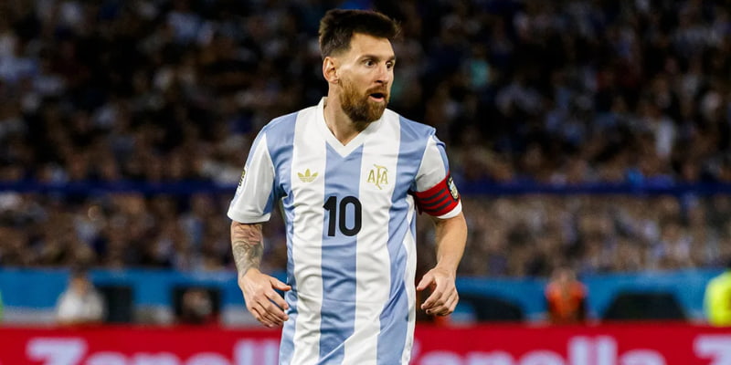 Lionel Messi là cái tên được gọi đầu tiên trong 5 cầu thủ nổi tiếng nhất